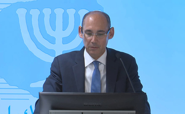 Briefing journalists on monetary policy